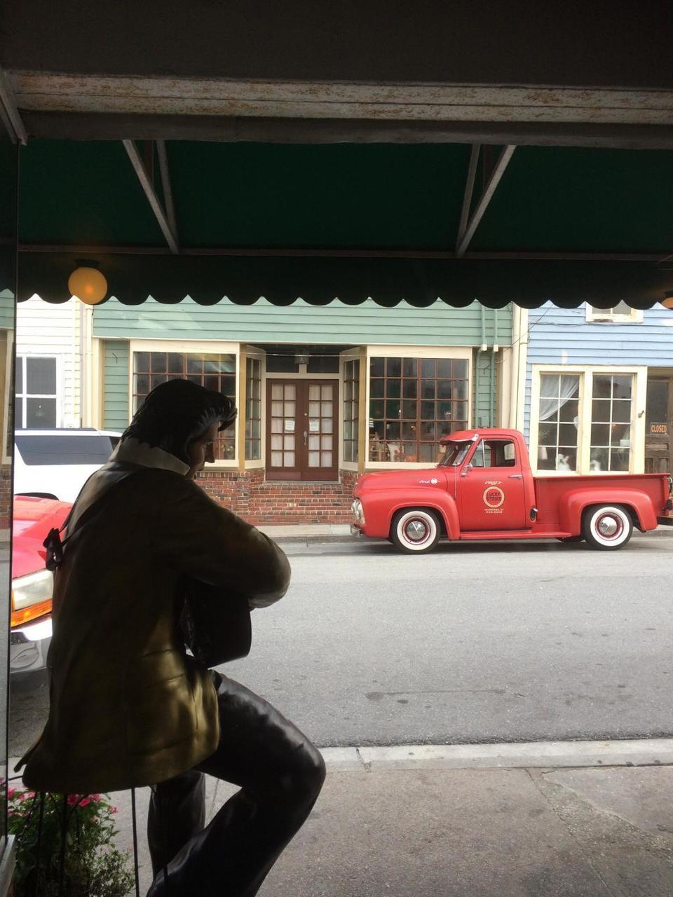 Yana's Ye Olde Drugstore Restaurant