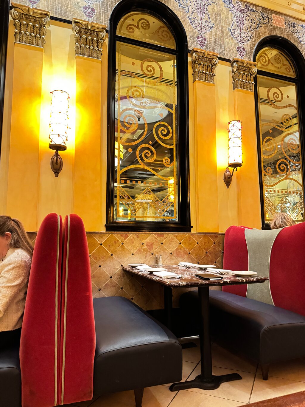 Grand Lux Cafe