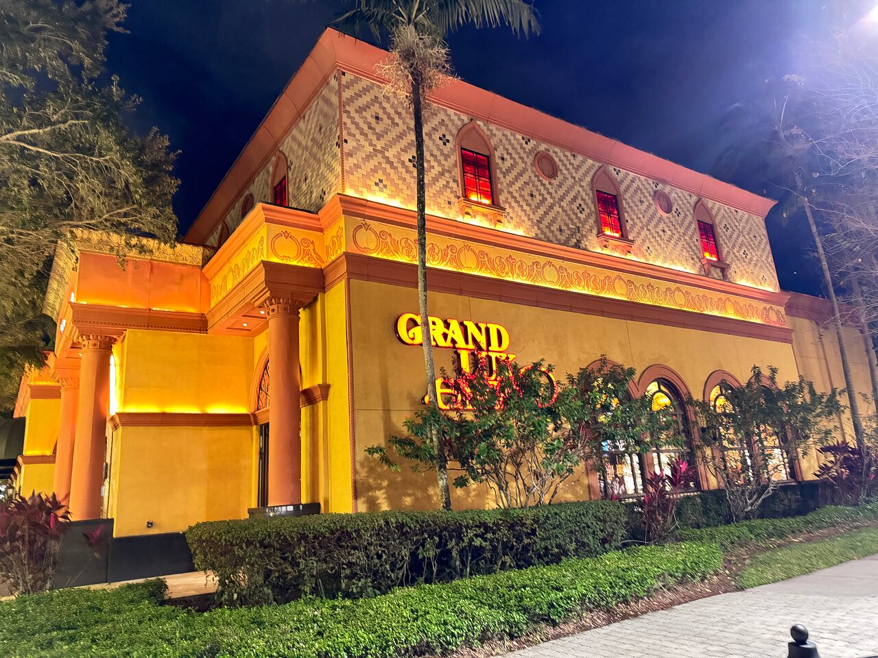 Grand Lux Cafe