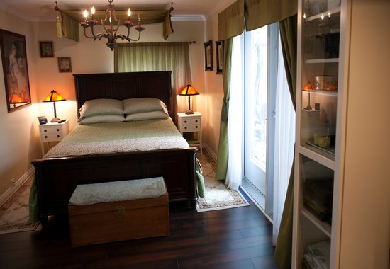 A River Road Bed & Breakfast