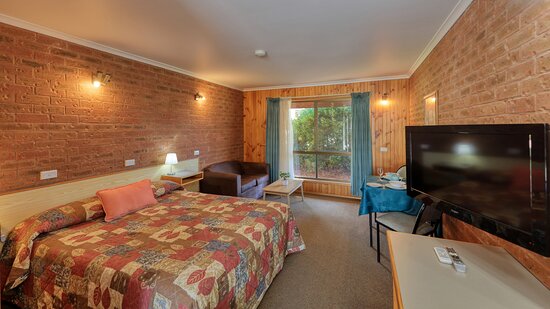 Country Roads Motor Inn