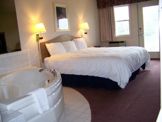 Fleewood Inn & Suites