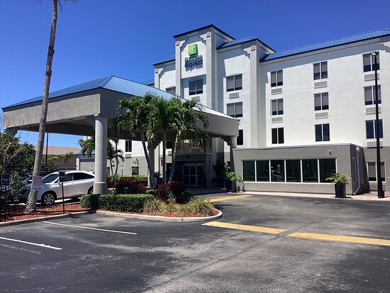 Holiday Inn Express & Suites Cocoa Beach, an IHG hotel