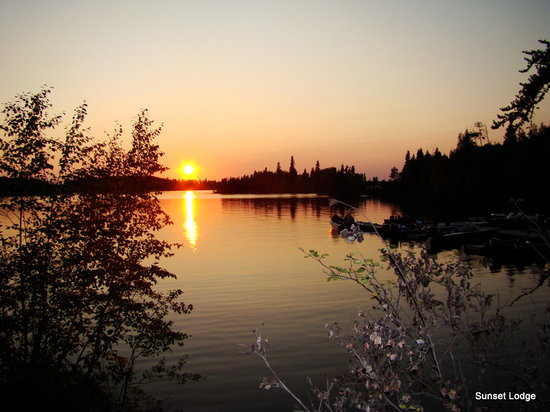 Sunset Lodge On Red Lake