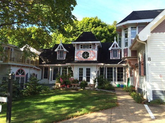 Gingerbread House Inn Bed & Breakfast
