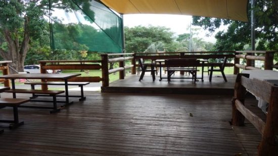 Lions Den Hotel