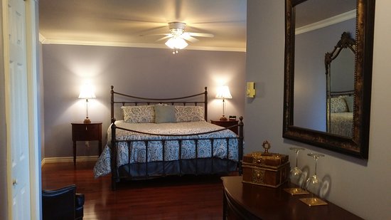 Carriage House Inn